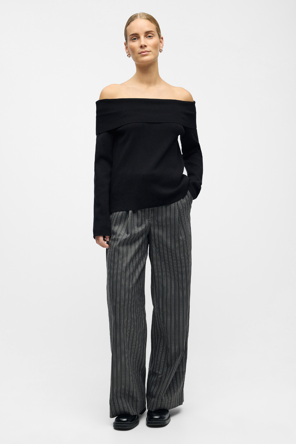 Reynard Off Shoulder Strikkegenser - Svart