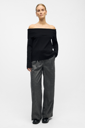 Reynard Off Shoulder Strikkegenser - Svart