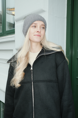 Ribbede lue - Mørk grå