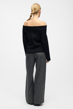 Reynard Off Shoulder Strikkegenser - Svart