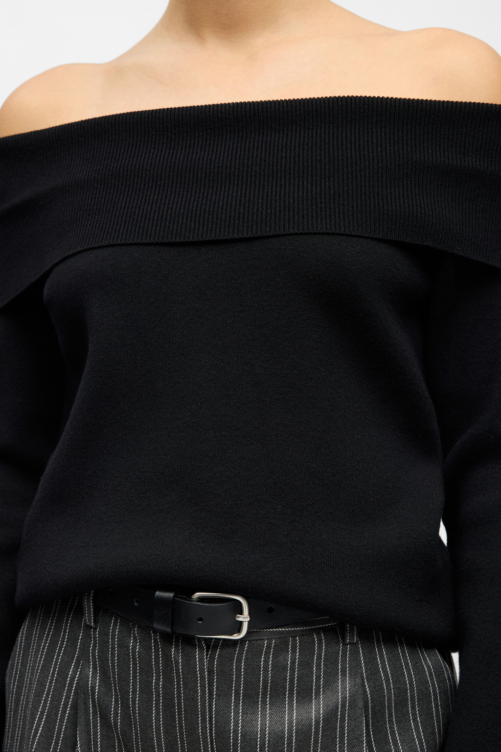 Reynard Off Shoulder Strikkegenser - Svart