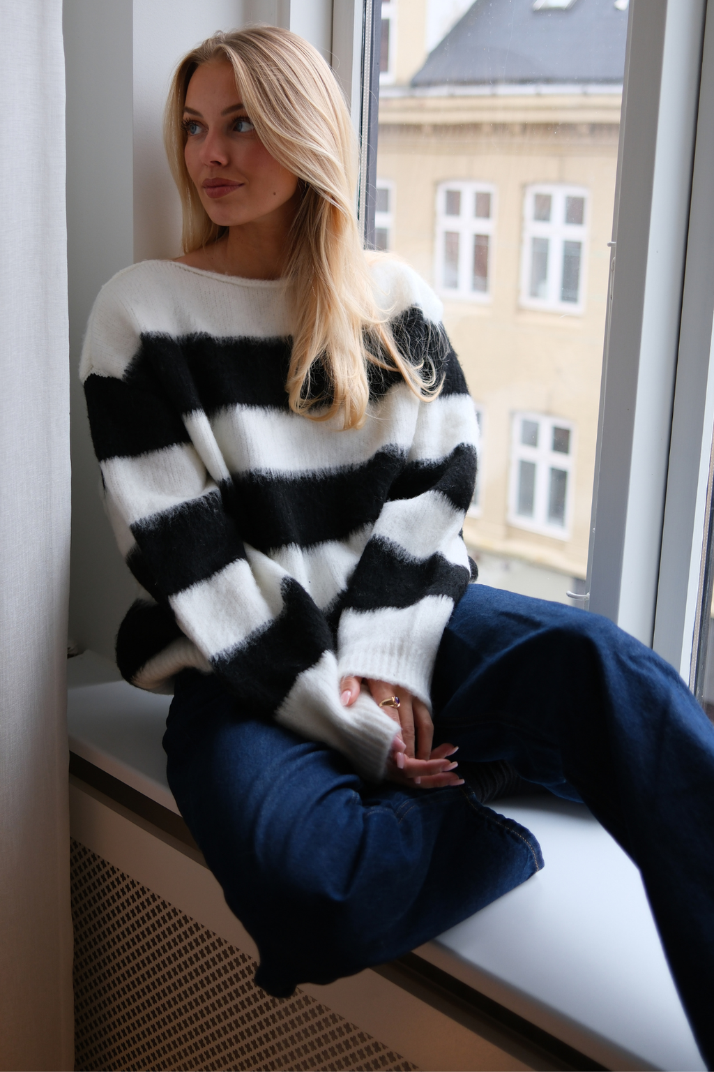 Celina Stripete Strikket Genser - Hvit-Sort