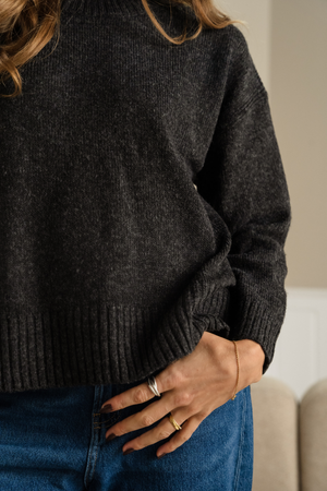 Emma Strikk - Mørk Grå