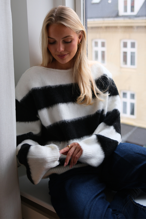 Celina Stripete Strikket Genser - Hvit-Sort
