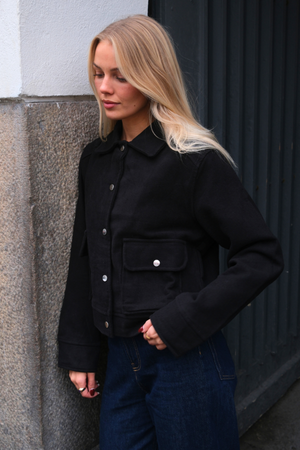 Adela Jakke - Sort