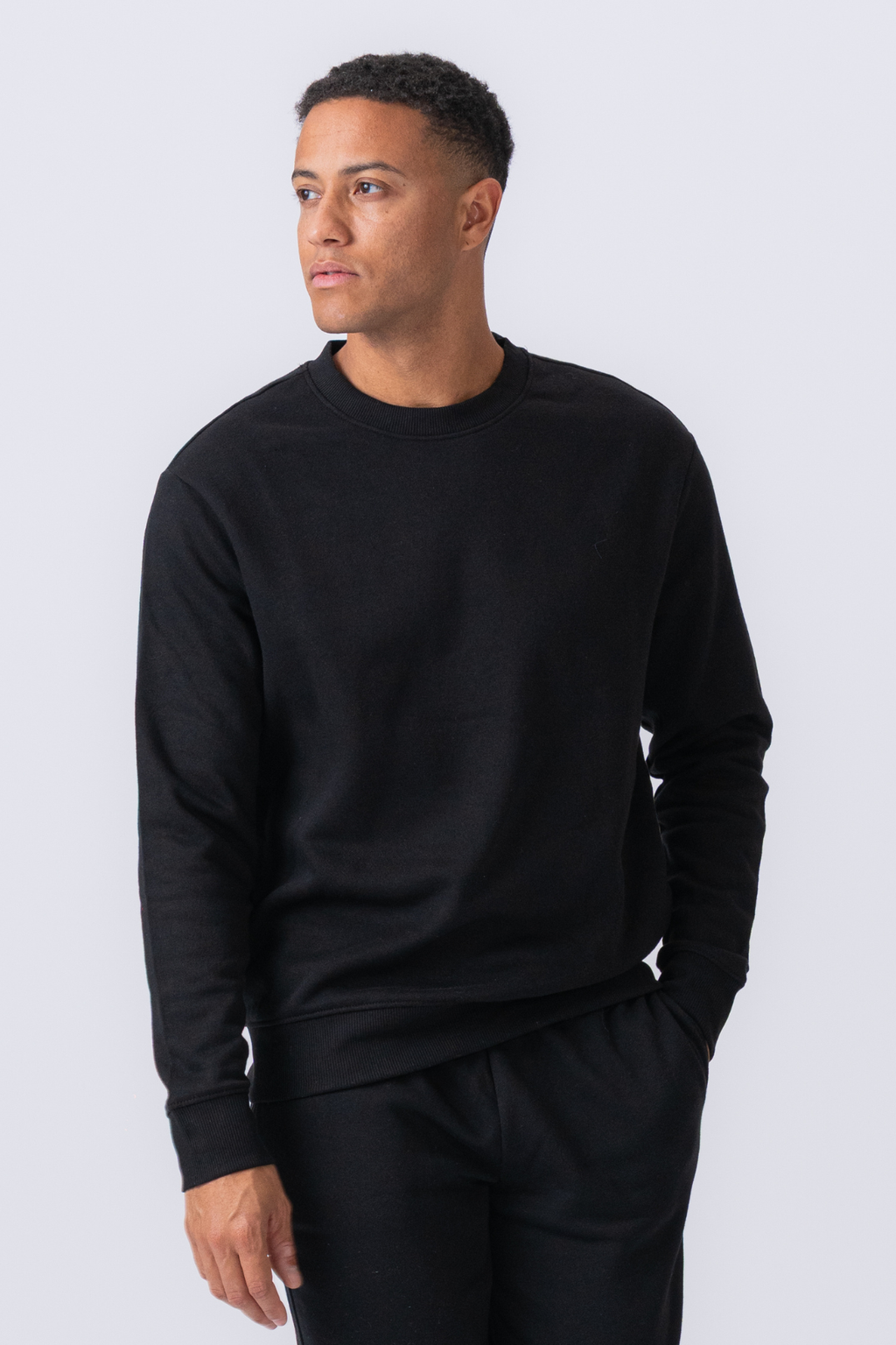 Essential Crewneck - Svart