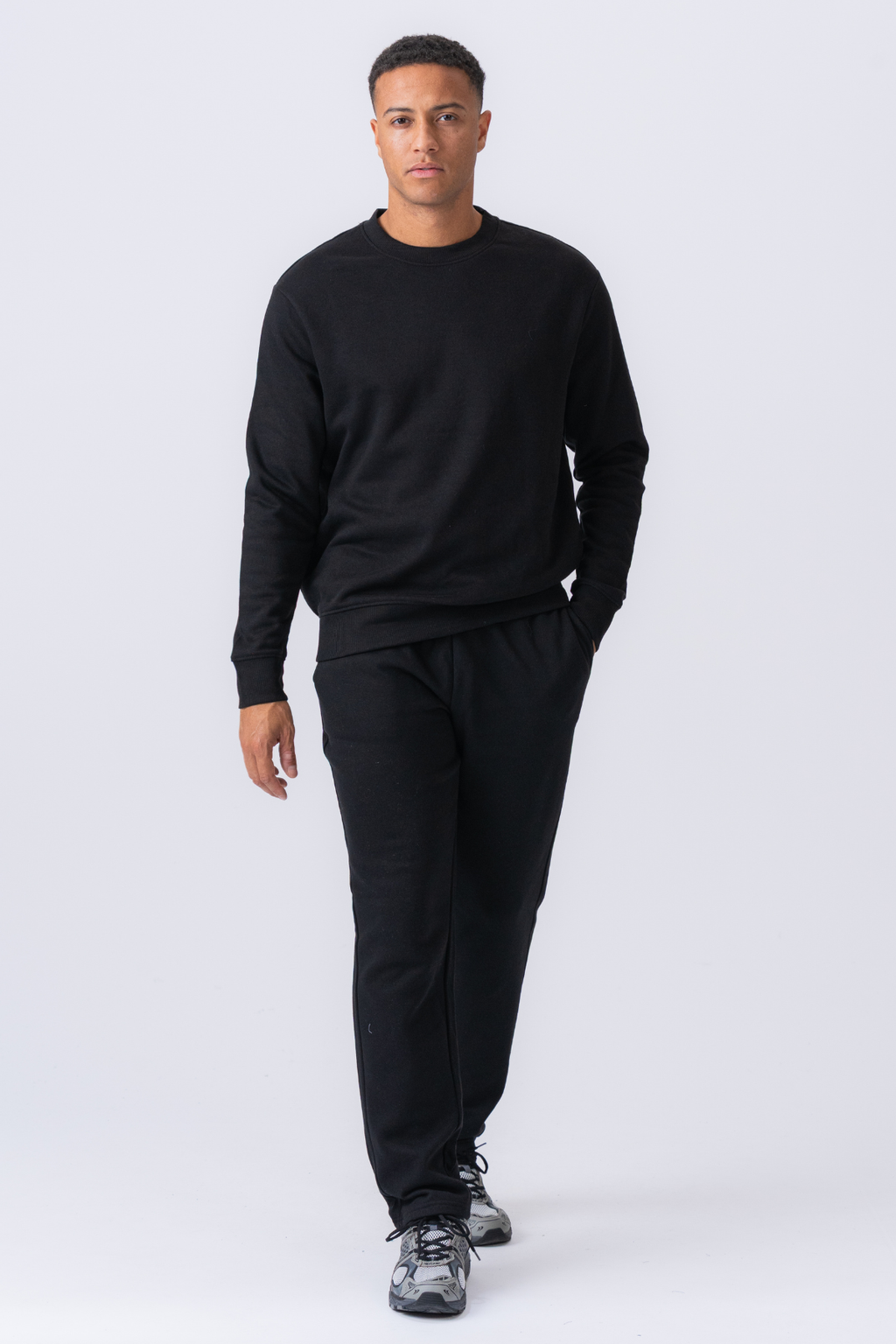 Essential Crewneck - Svart