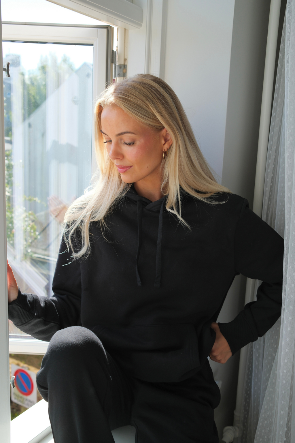 Essential Hoodie - Svart