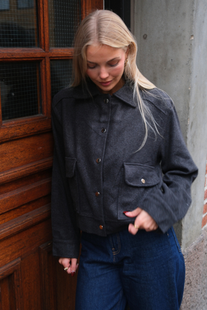 Adela Jakke - Anthracite