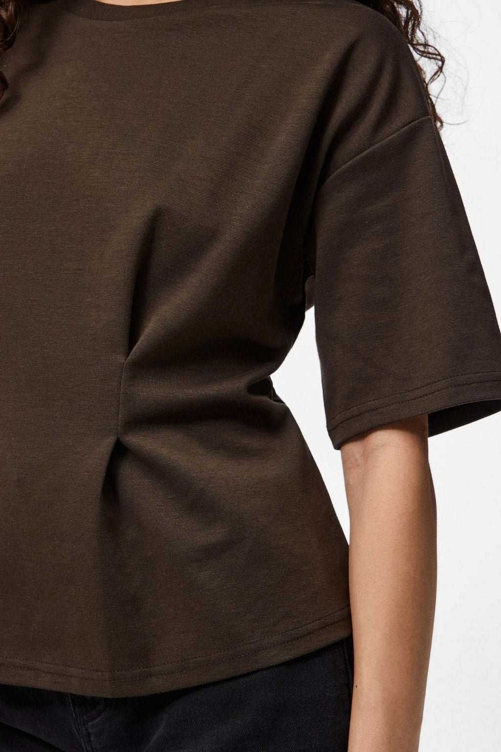 Skylar O-hals Tettsittende T-skjorte - Delicioso