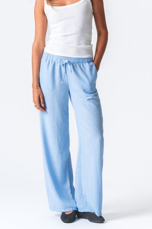 Lilly Bukser + Lilly Skjorte (Lyseblå) – Pakketilbud