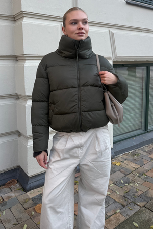 Kort Puffer Jakke - Oliven