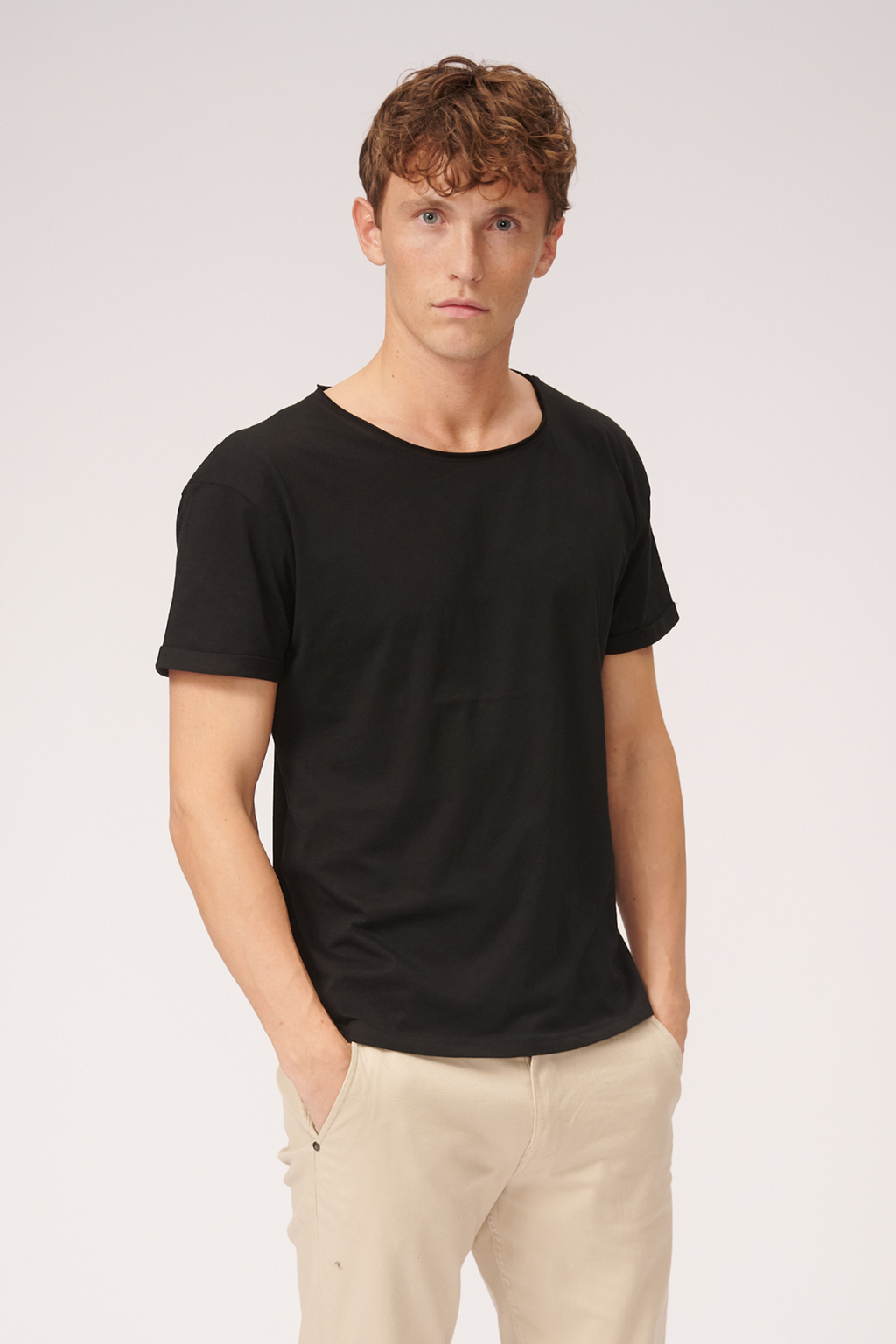 Raw Neck T-shirt - Svart