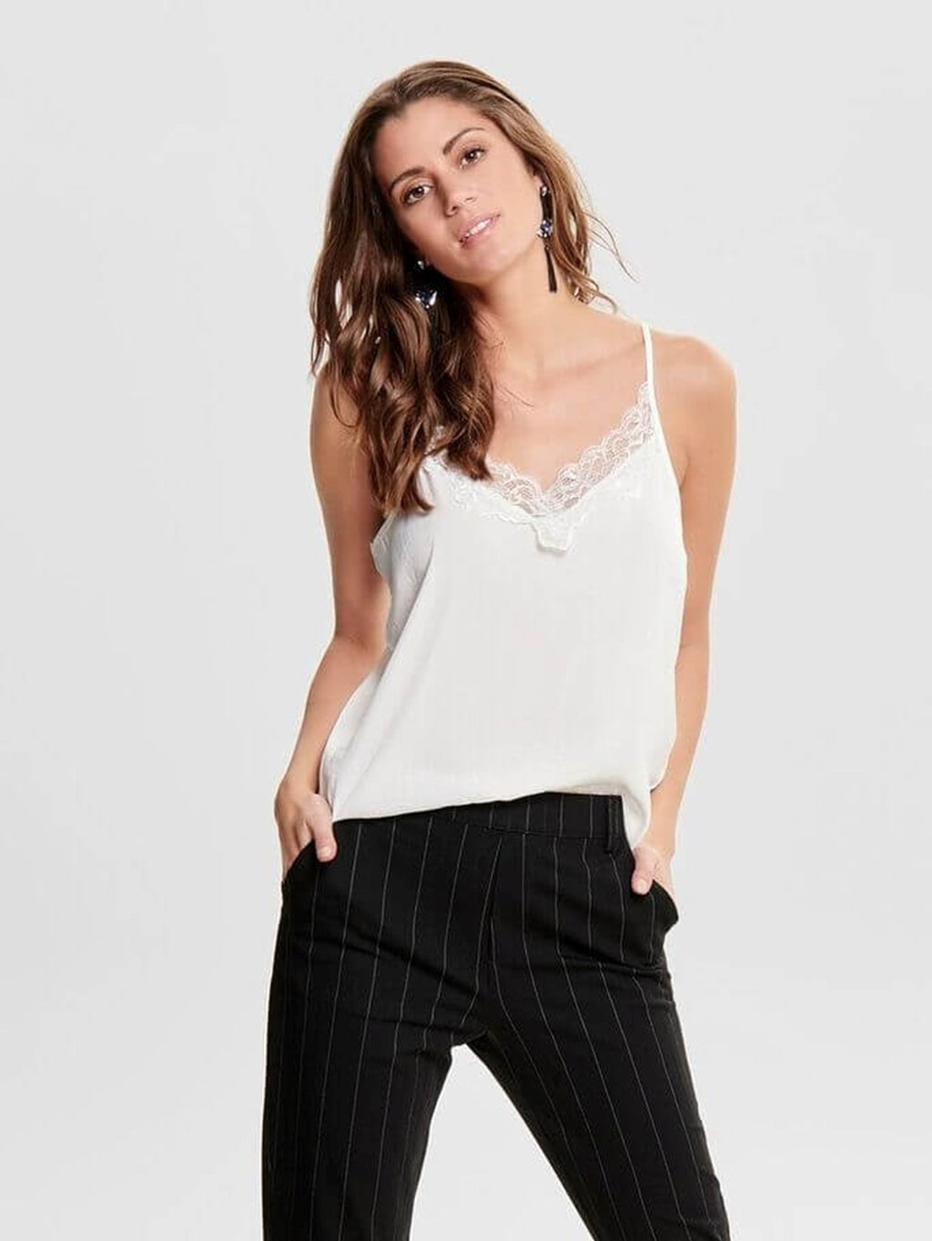 Topp med blondedetaljer - Cloud dancer