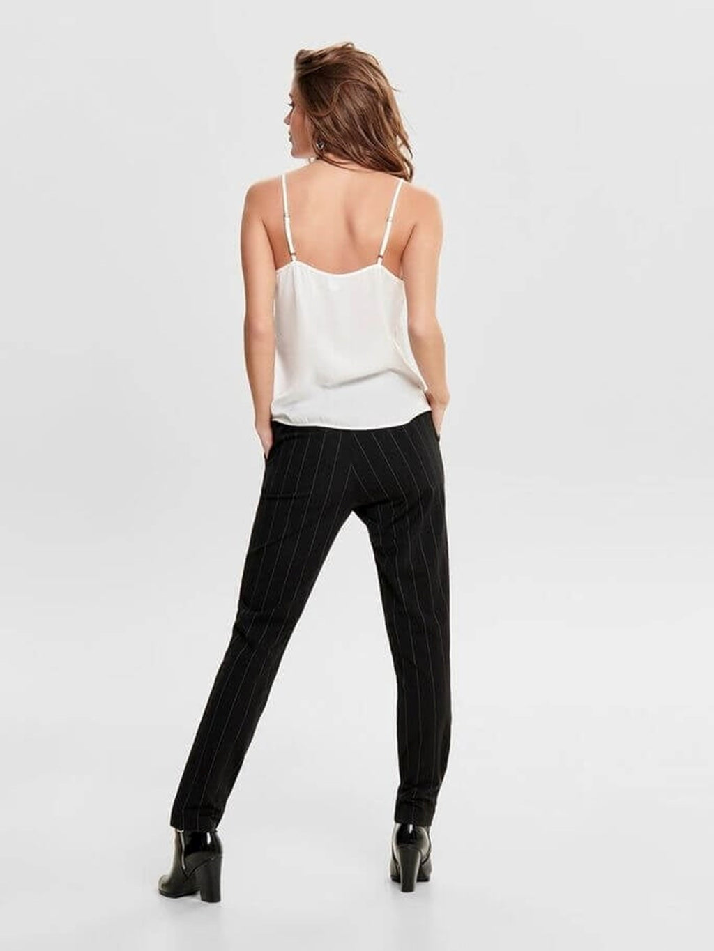 Topp med blondedetaljer - Cloud dancer