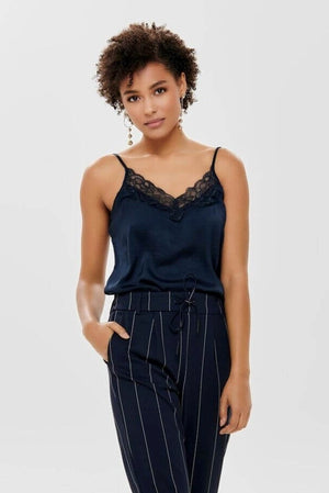 Topp med blondedetaljer - Sky Capstain