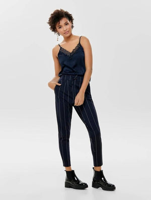 Topp med blondedetaljer - Sky Capstain